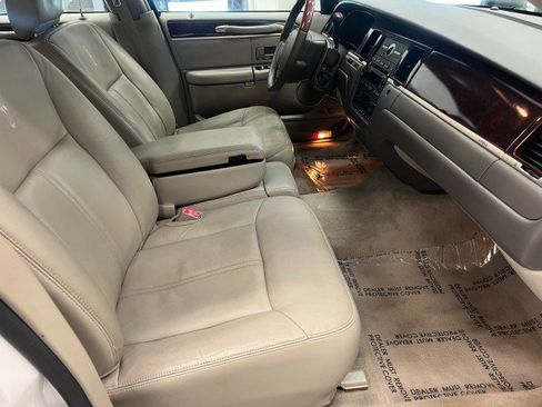 Used 2009 Lincoln Town Car Signature Limited image 16