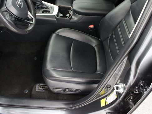 Used 2019 Toyota RAV4 Limited FWD image 15