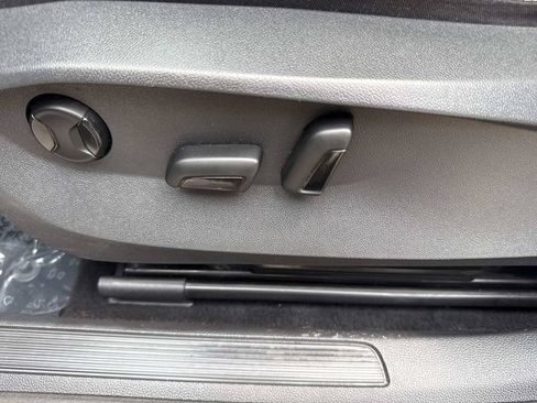 Used 2022 Volkswagen Taos SE w/ Panoramic Sunroof Package FWD image 24