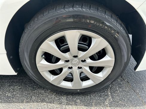Used 2021 Toyota Corolla LE image 12