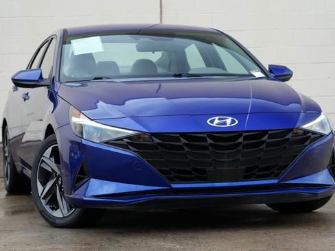Used 2023 Hyundai Elantra SEL w/ Convenience Package FWD image 2