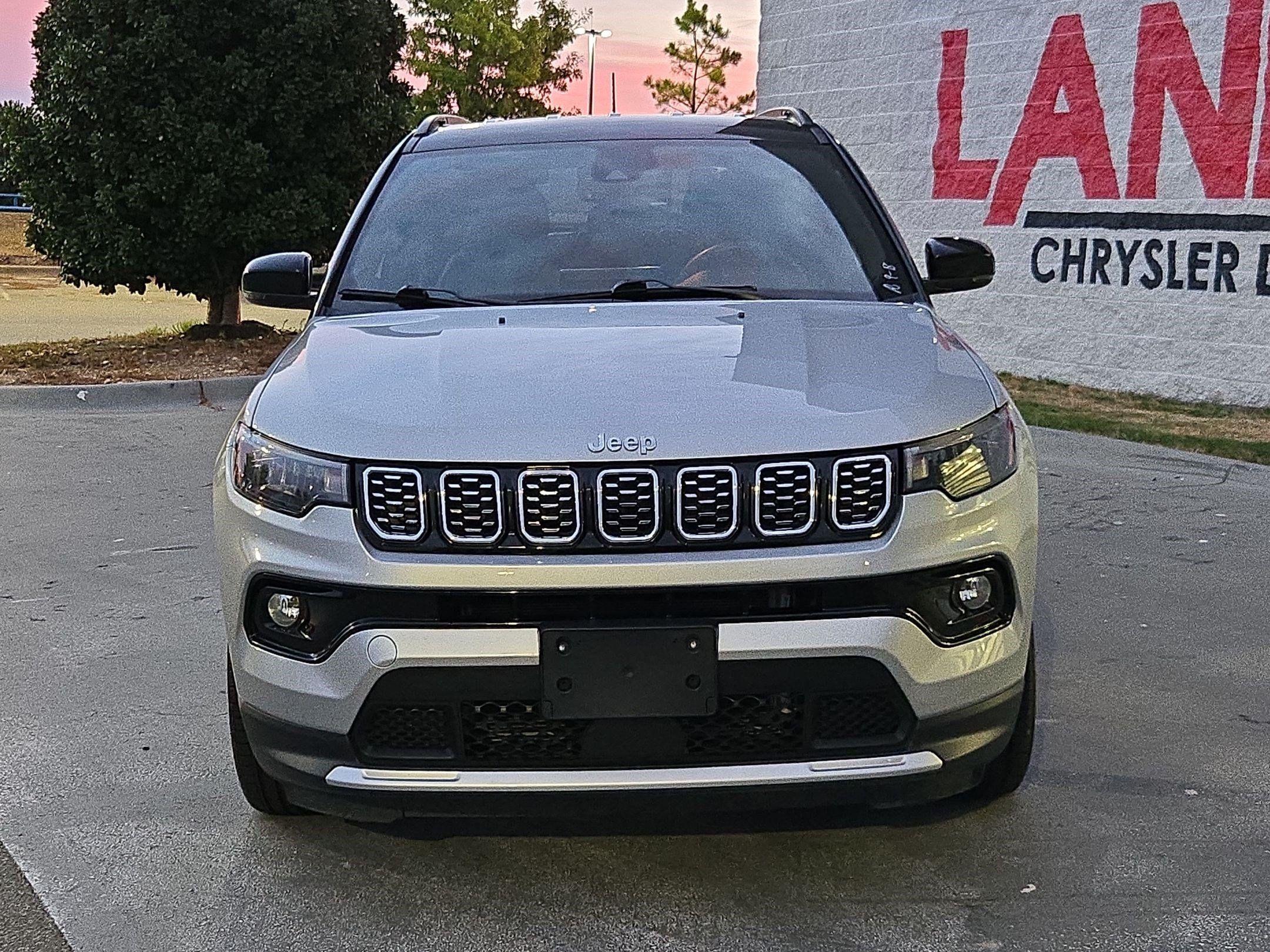 Used 2025 Jeep Compass Limited AWD/4WD image 2