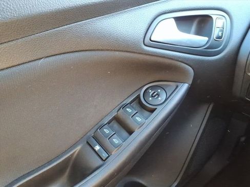 Certified 2018 Ford Focus SE w/ SE Appearance Package image 25