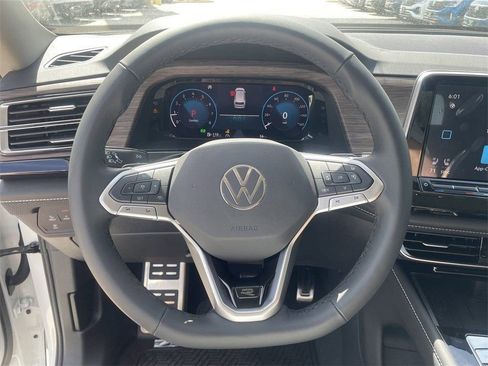 Used 2025 Volkswagen Atlas SEL Premium R-Line image 16