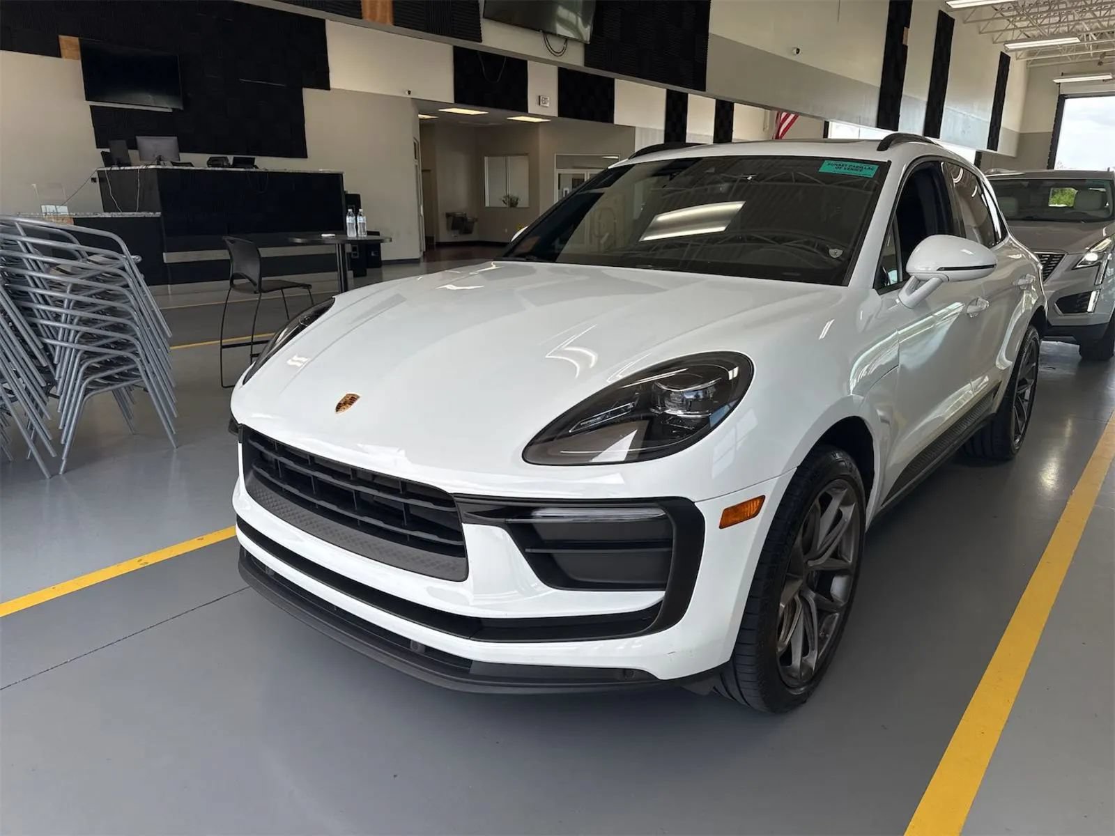 Used 2022 Porsche Macan AWD/4WD image 2