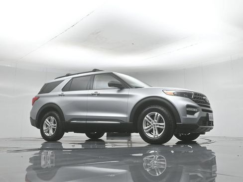 Certified 2021 Ford Explorer XLT w/ Equipment Group 202A AWD/4WD image 4