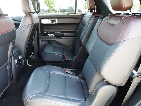 Used 2024 Ford Explorer Platinum w/ Technology Package AWD/4WD image 17