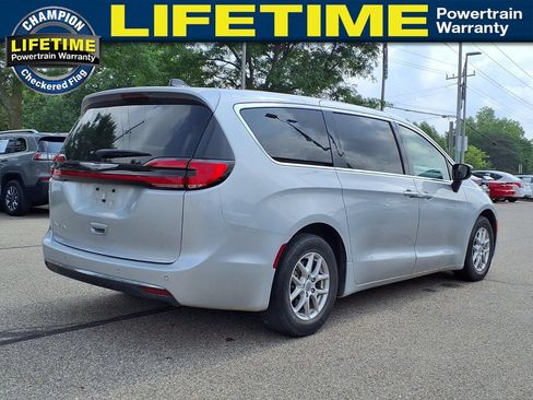 Used 2024 Chrysler Pacifica Touring-L FWD image 5