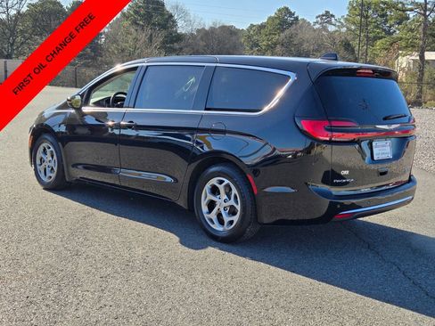 Used 2024 Chrysler Pacifica Limited FWD image 3