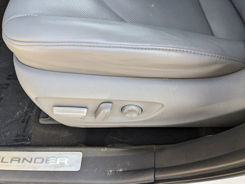 Used 2023 Toyota Highlander Limited FWD image 27