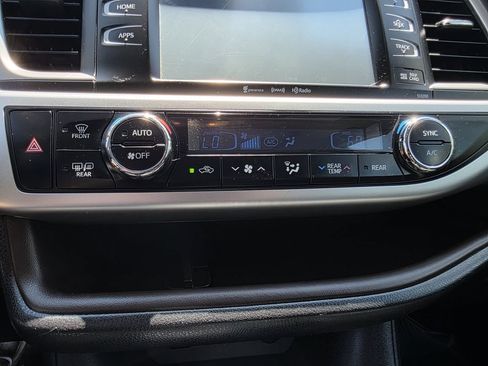 Used 2018 Toyota Highlander XLE AWD/4WD image 28