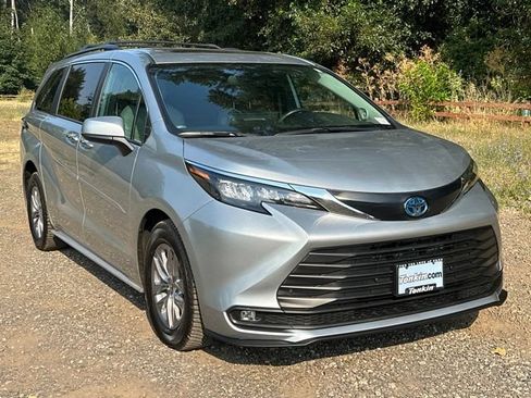 Used 2025 Toyota Sienna XLE w/ XLE Plus Package AWD/4WD image 2