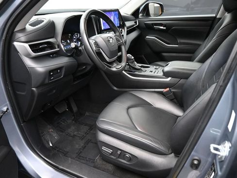 Used 2024 Toyota Highlander XLE AWD/4WD image 2