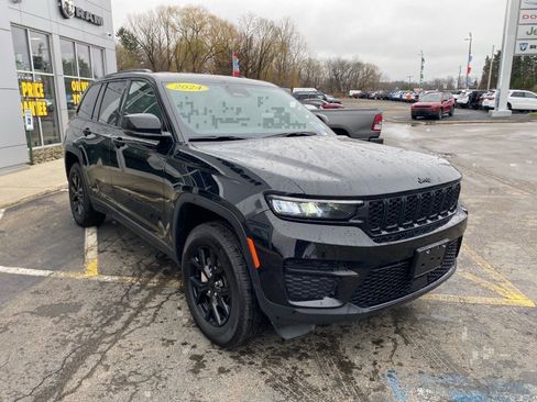 Used 2024 Jeep Grand Cherokee Altitude AWD/4WD image 7