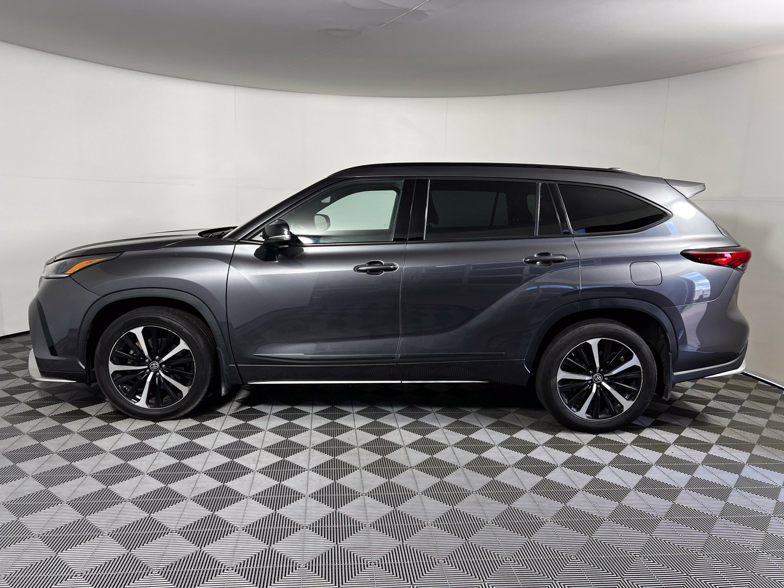 Used 2021 Toyota Highlander XSE AWD/4WD image 8