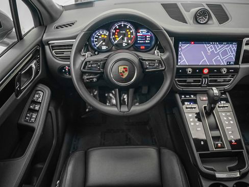 Used 2025 Porsche Macan image 16