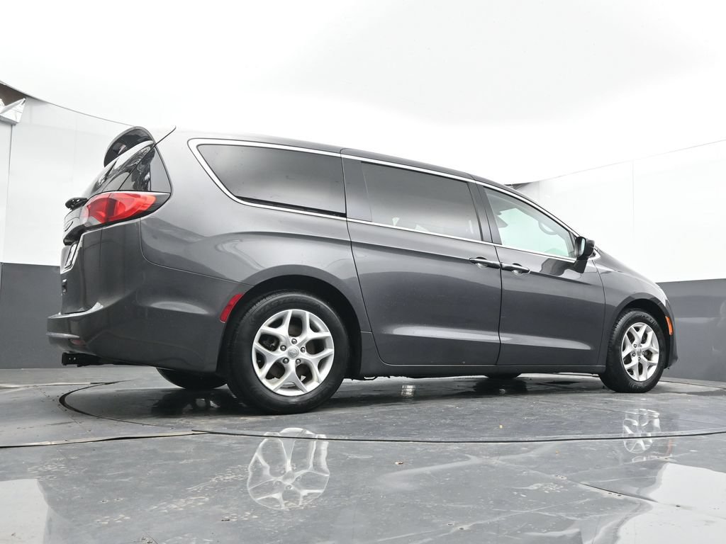 Used 2018 Chrysler Pacifica Touring Plus w/ Tire & Wheel Group FWD image 22