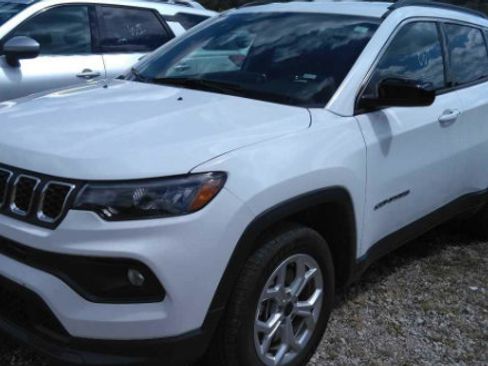 Used 2025 Jeep Compass Latitude AWD/4WD image 1