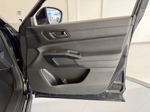 Used 2024 Nissan Pathfinder S image 43