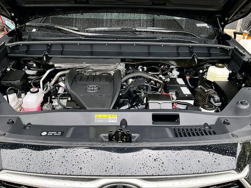Used 2025 Toyota Highlander LE FWD image 28