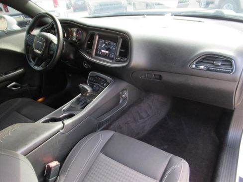 Used 2019 Dodge Challenger SXT image 10