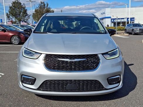 Used 2024 Chrysler Pacifica Touring-L image 2