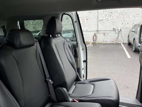Used 2026 Kia Carnival FWD image 39