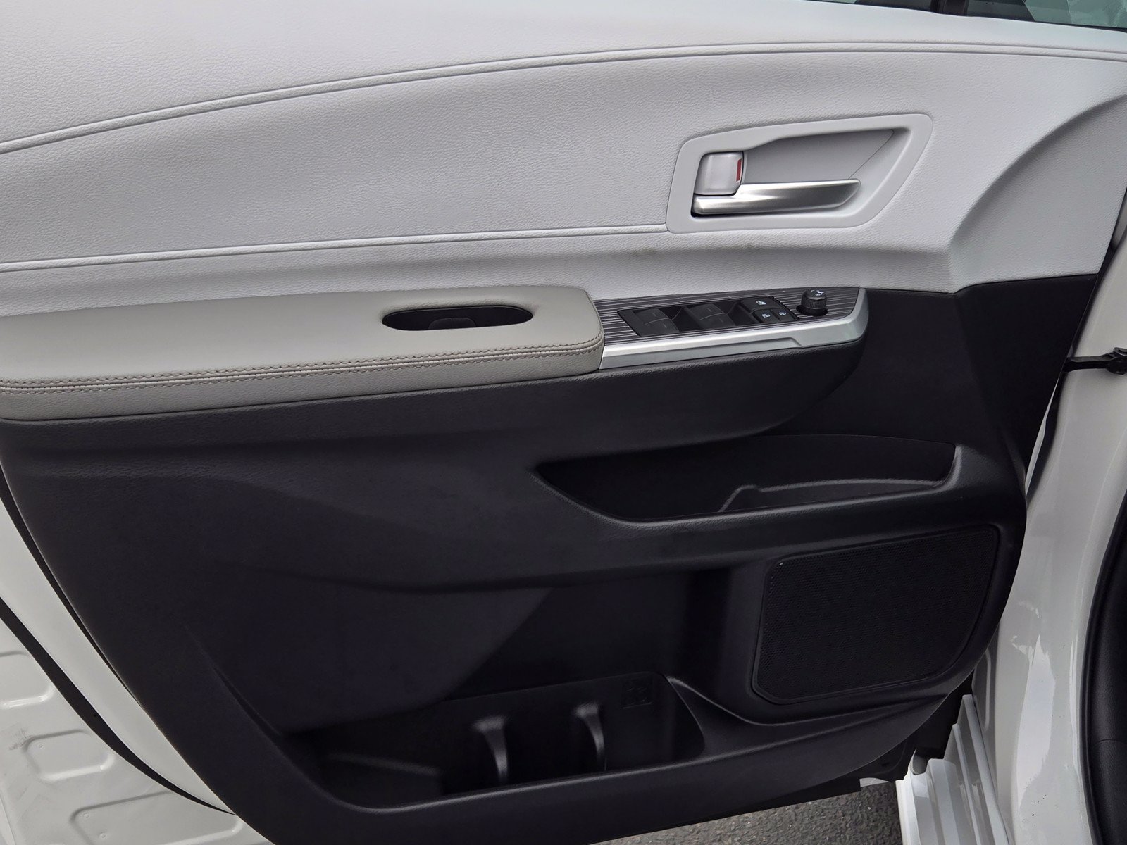 Certified 2026 Toyota Sienna XLE FWD image 9