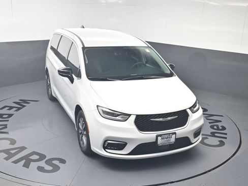 Used 2024 Chrysler Pacifica Limited FWD image 32