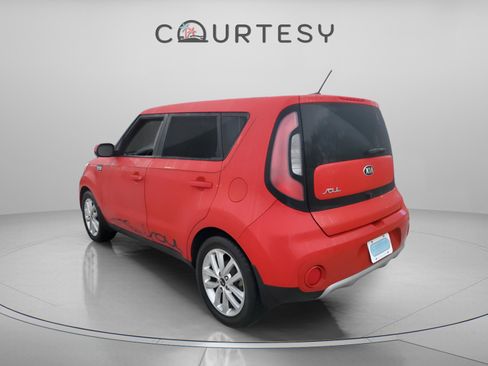 Used 2017 Kia Soul + image 2