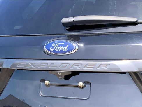 Certified 2018 Ford Explorer XLT w/ Equipment Group 202A image 27