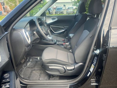 Used 2025 Kia Soul LX w/ LX Technology Package FWD image 34