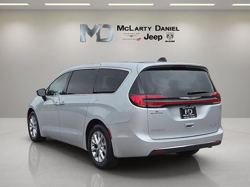 Used 2026 Chrysler Pacifica Limited FWD image 4