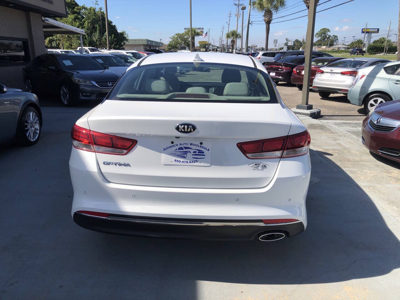 Used 2018 Kia Optima LX w/ 17" Alloy Wheels Package FWD image 3