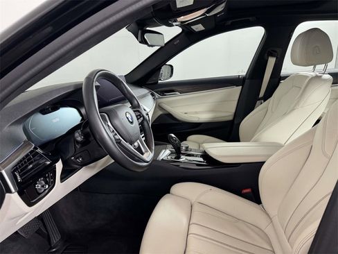 Used 2021 BMW 530e xDrive w/ Premium Package image 4