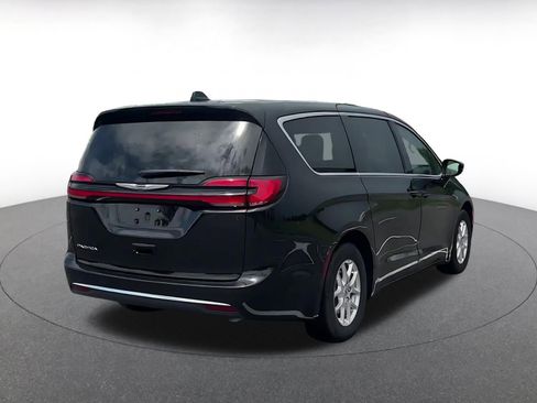 Used 2024 Chrysler Pacifica Touring-L image 14