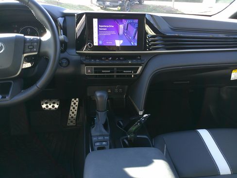 Used 2025 Toyota Camry SE image 31