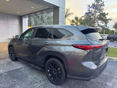 Used 2023 Toyota Highlander XLE FWD image 4