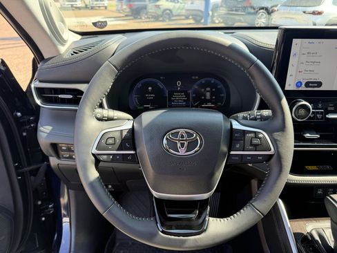 Used 2026 Toyota Highlander Limited AWD/4WD image 12