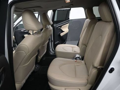 Used 2025 Toyota Highlander Limited FWD image 12