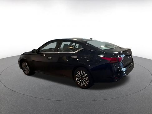 Used 2025 Nissan Altima 2.5 SV image 9