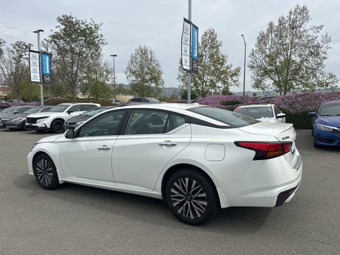 Used 2023 Nissan Altima 2.5 SV w/ SV Premium Package image 4