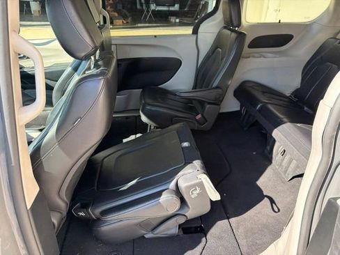 Used 2022 Chrysler Pacifica Touring-L FWD image 15