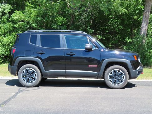 Used 2017 Jeep Renegade Trailhawk w/ Premium Trailhawk Package AWD/4WD image 2