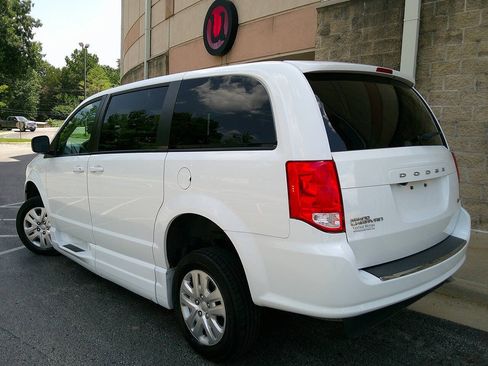 Used 2018 Dodge Grand Caravan SE FWD image 8
