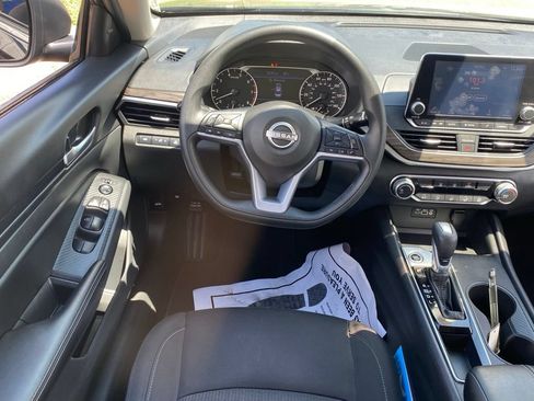 Used 2025 Nissan Altima 2.5 SV FWD image 10