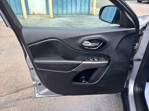 Used 2021 Jeep Cherokee Latitude Lux w/ Comfort/Convenience Group image 8