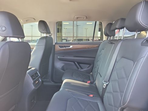 Used 2025 Volkswagen Atlas SE FWD image 11