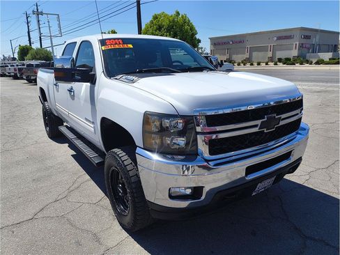 Used 2011 Chevrolet Silverado 2500 LT AWD/4WD image 2