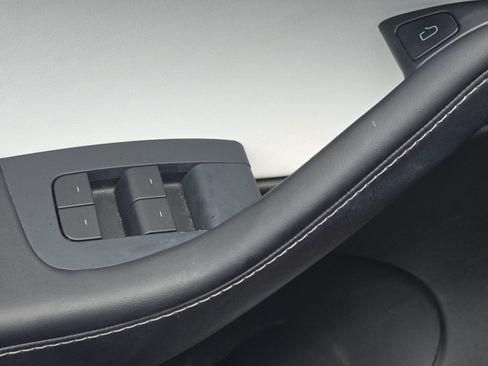 Used 2021 Tesla Model Y Long Range AWD/4WD image 26